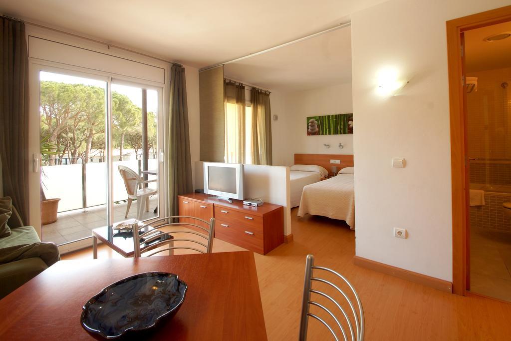 Aparthotel Arenal Pals Bagian luar foto