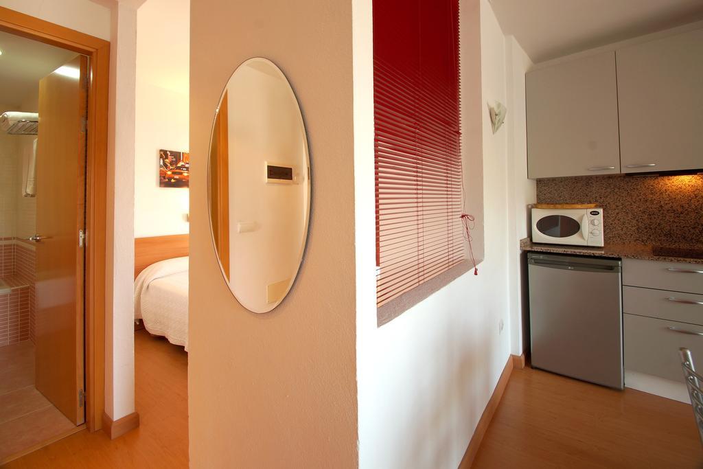 Aparthotel Arenal Pals Bagian luar foto